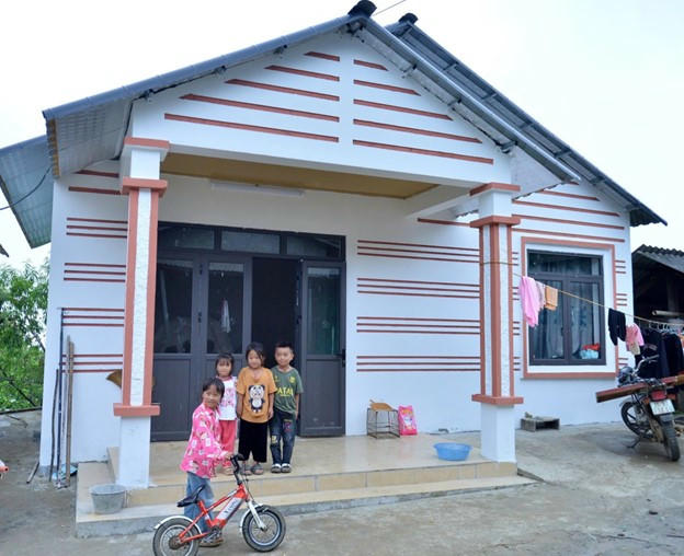 Những đứa trẻ nô đùa trước ngôi nhà mới