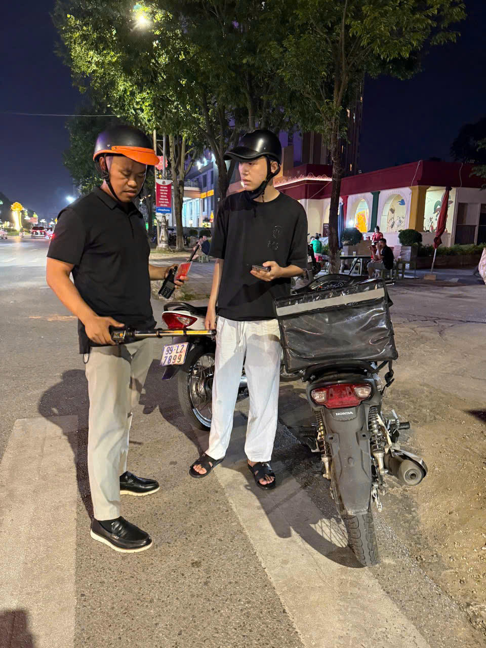 Lực lượng chức năng kiểm tra và xử lý các trường hợp vi phạm.
