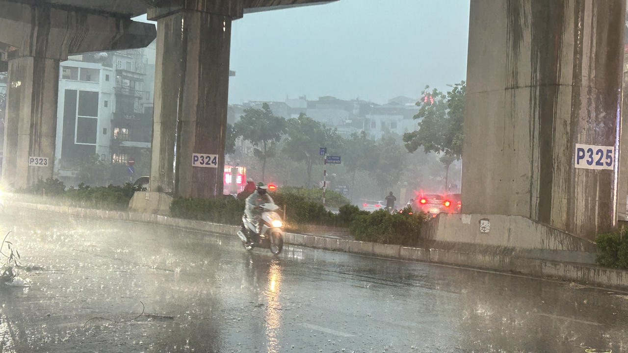 Hà Nội bất ngờ mưa to giông mạnh