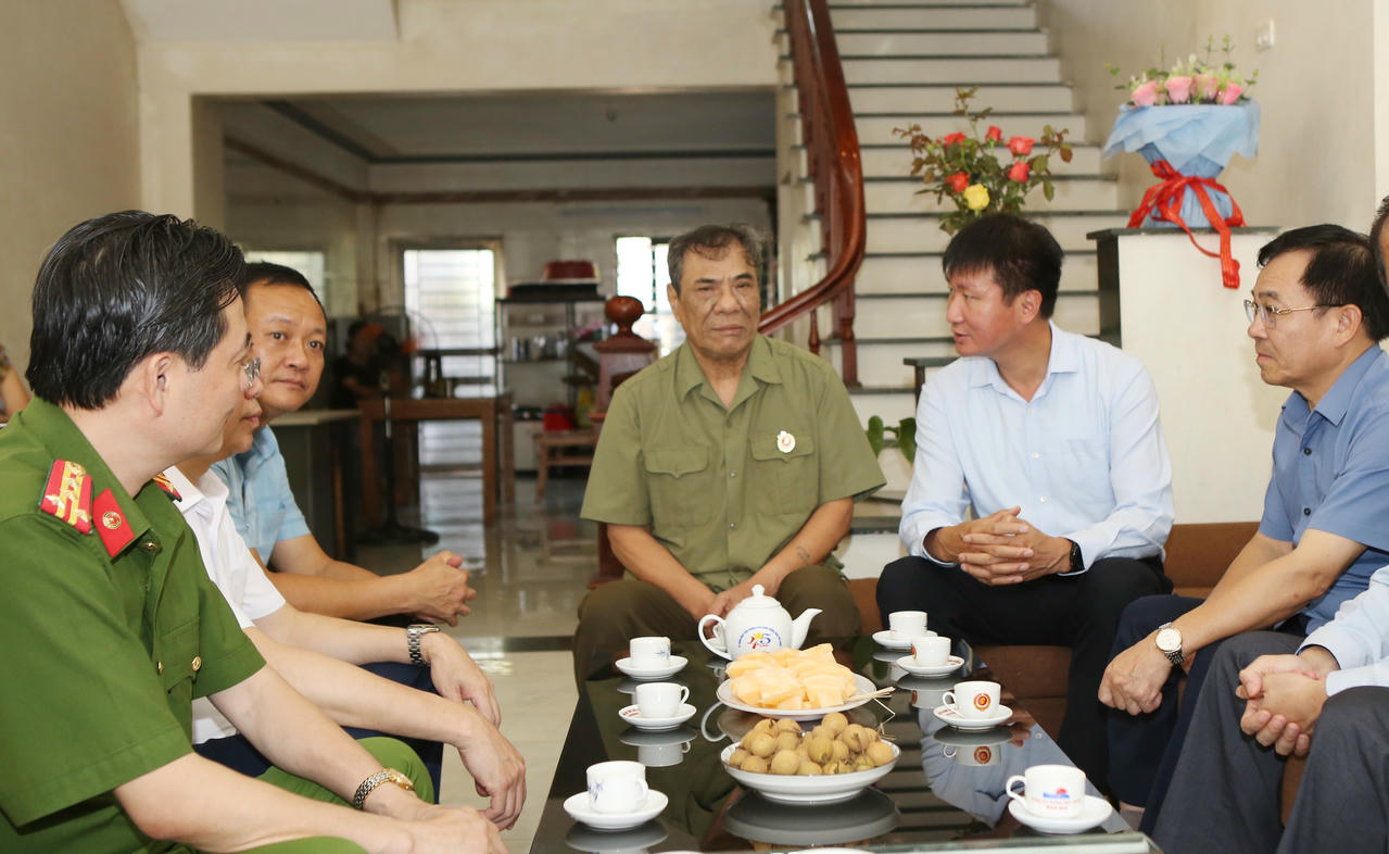 Chủ tịch UBND tỉnh Lào Cai Trần Huy Tuấn và đoàn công tác thăm cựu chiến binh Trần Quốc Bình. (Ảnh: Báo Lào Cai).