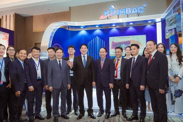 Chủ tịch nước Lương Cường thăm gian hàng triển lãm của KBC trong khuôn khổ các sự kiện bên lề Hội nghị