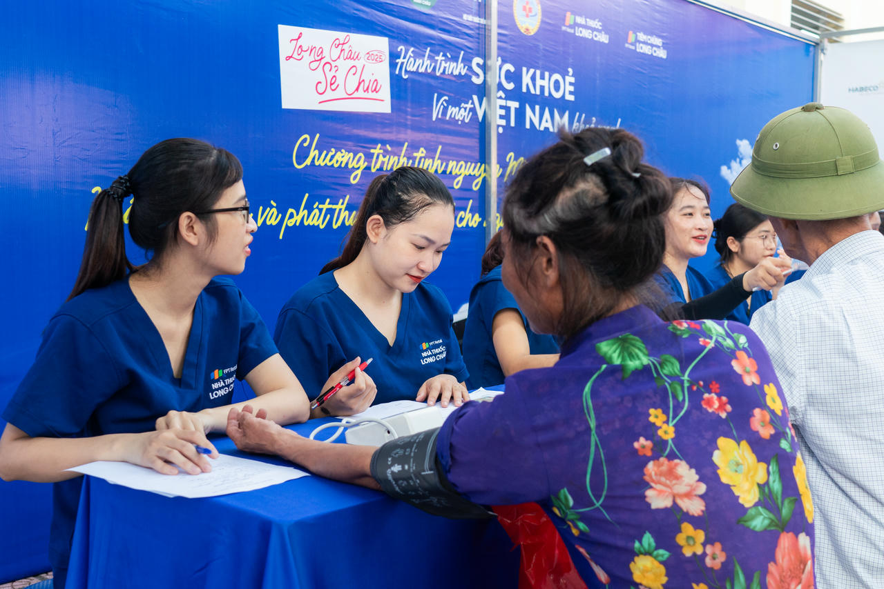 Long Châu đồng hành góp thiết bị, thuốc và nhân lực chăm sóc sức khỏe người dân xã Minh Châu