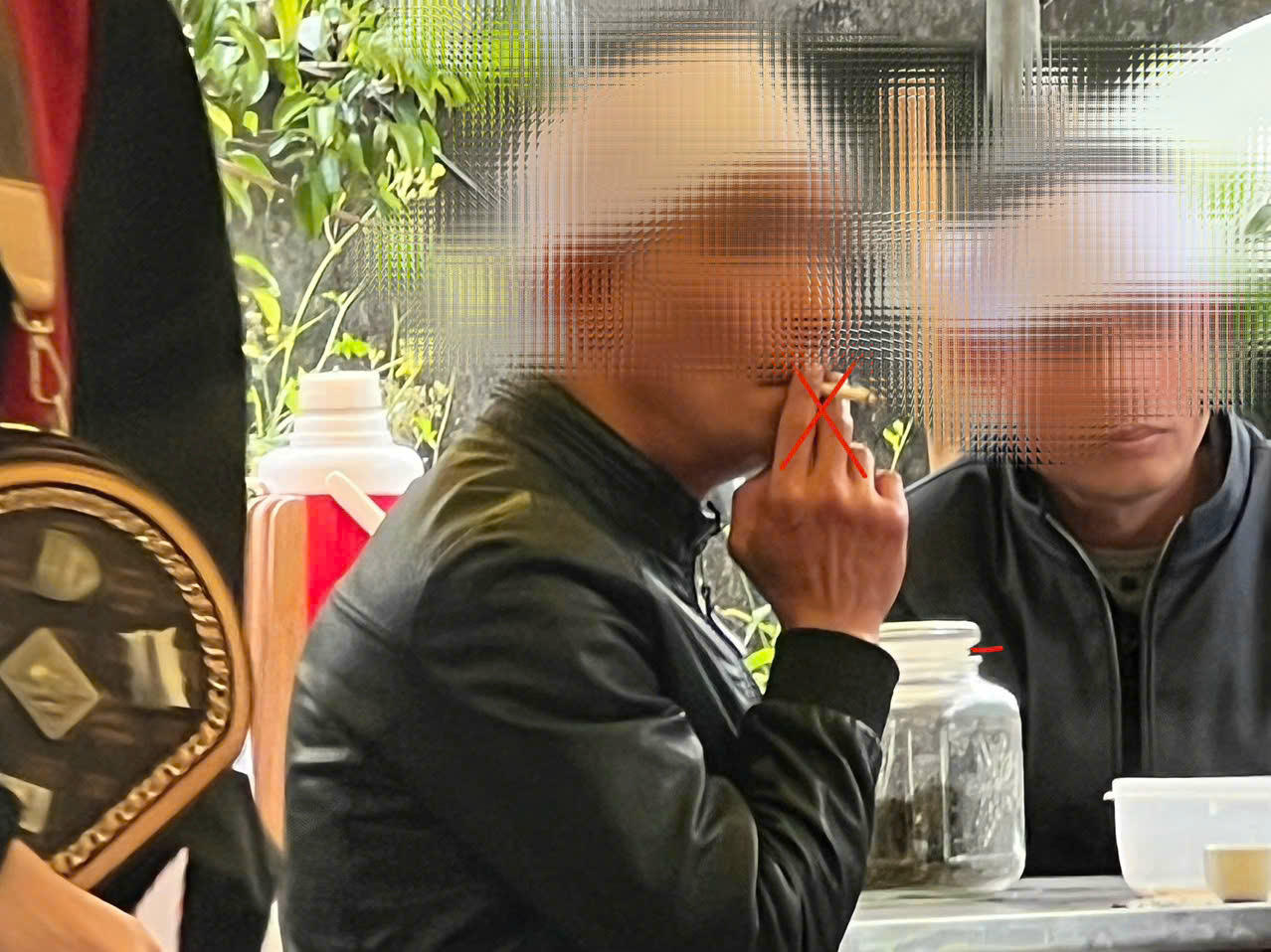 Khói thuốc trong nhà - 'sát thủ' vô hình với hàng triệu trẻ em và hạnh phúc gia đình Việt