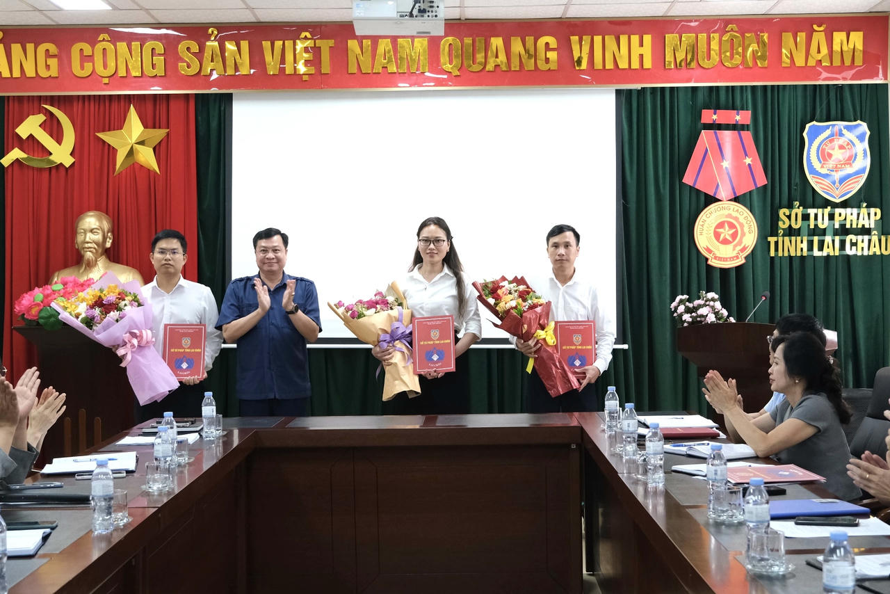 Sở Tư pháp tỉnh Lai Châu tổ chức Hội nghị công bố Quyết định về việc sáp nhập, đổi tên các phòng chuyên môn trực thuộc, đồng thời, công bố quyết định điều động, bổ nhiệm công chức theo tổ chức bộ máy mới.