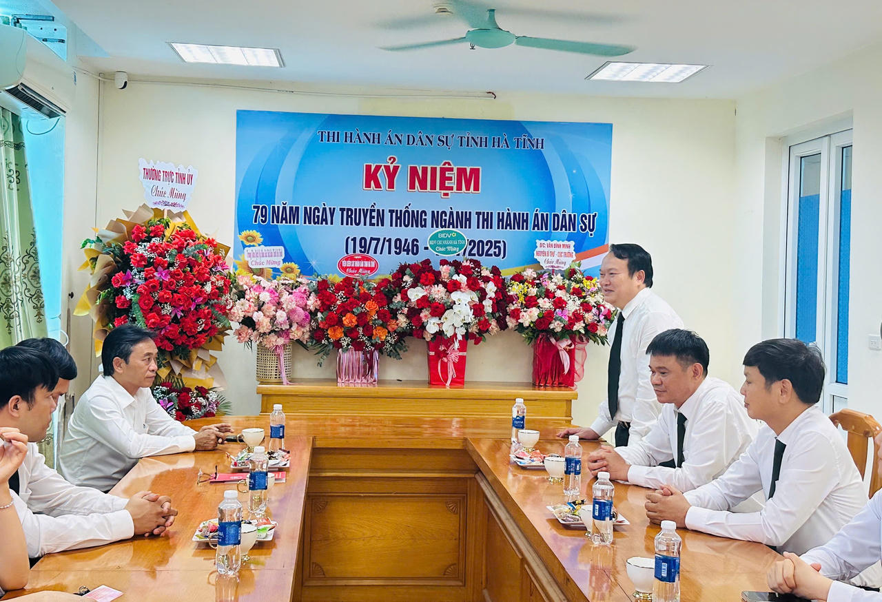 Ông Trương Công Hoàng- Quyền Trưởng THADS tỉnh Hà Tĩnh cảm ơn sự quan tâm, động viên, chia sẻ của Phó Bí thư Thường trực tỉnh ủy Hà Tĩnh. Ảnh: PV