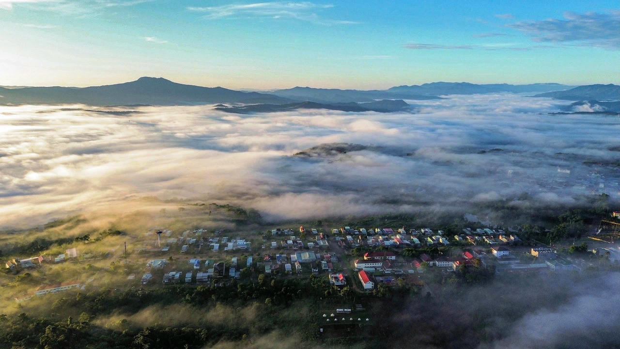 Măng Đen chìm trong sương sớm, mang lại vẻ đẹp vừa bình yên vừa thơ mộng.