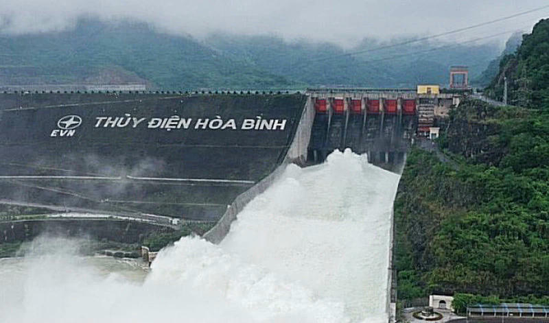 Đóng 2 cửa xả đáy hồ thủy điện Hòa Bình ứng phó diễn biến mưa lũ