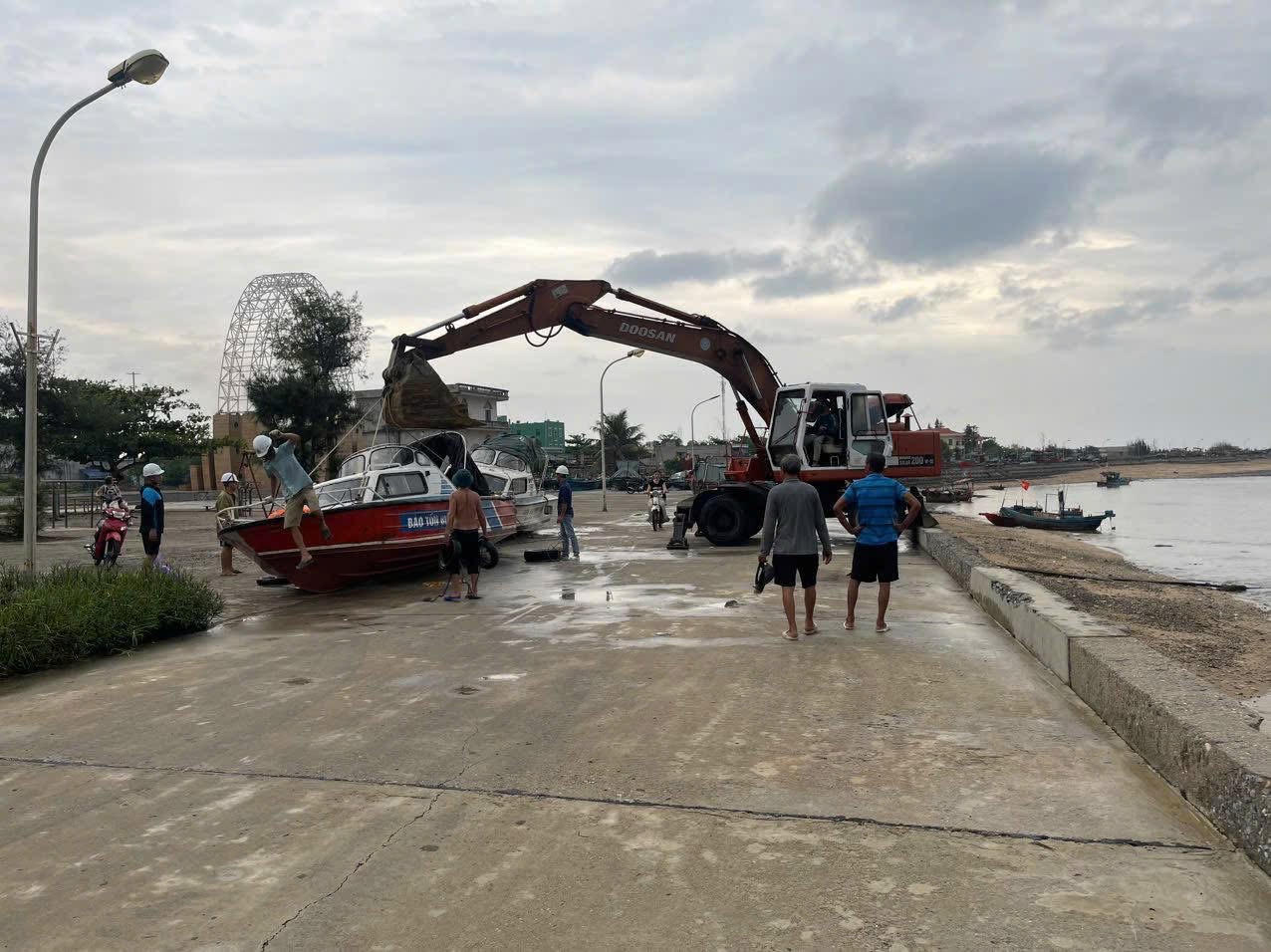 Tại đặc khu Bạch Long Vỹ, lực lượng chức năng hỗ trợ ngư dân kéo phương tiện lên bờ tránh bão. 