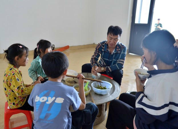 Mâm cơm của gia đình ông Tráng A Sùng ở mái ấm hạnh phúc, bình yên  