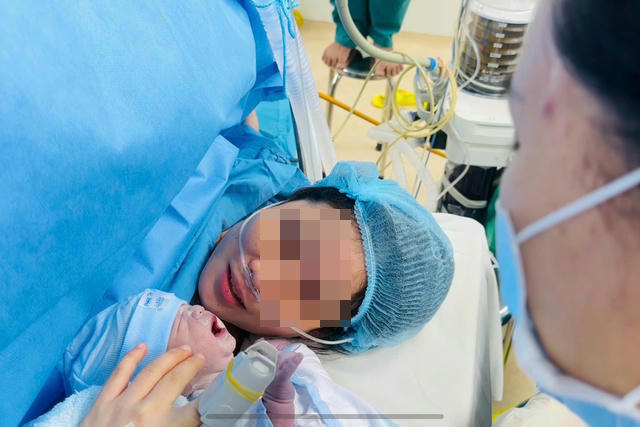 Trẻ thứ 8 được thông tim xuyên bào thai vừa chào đời khỏe mạnh