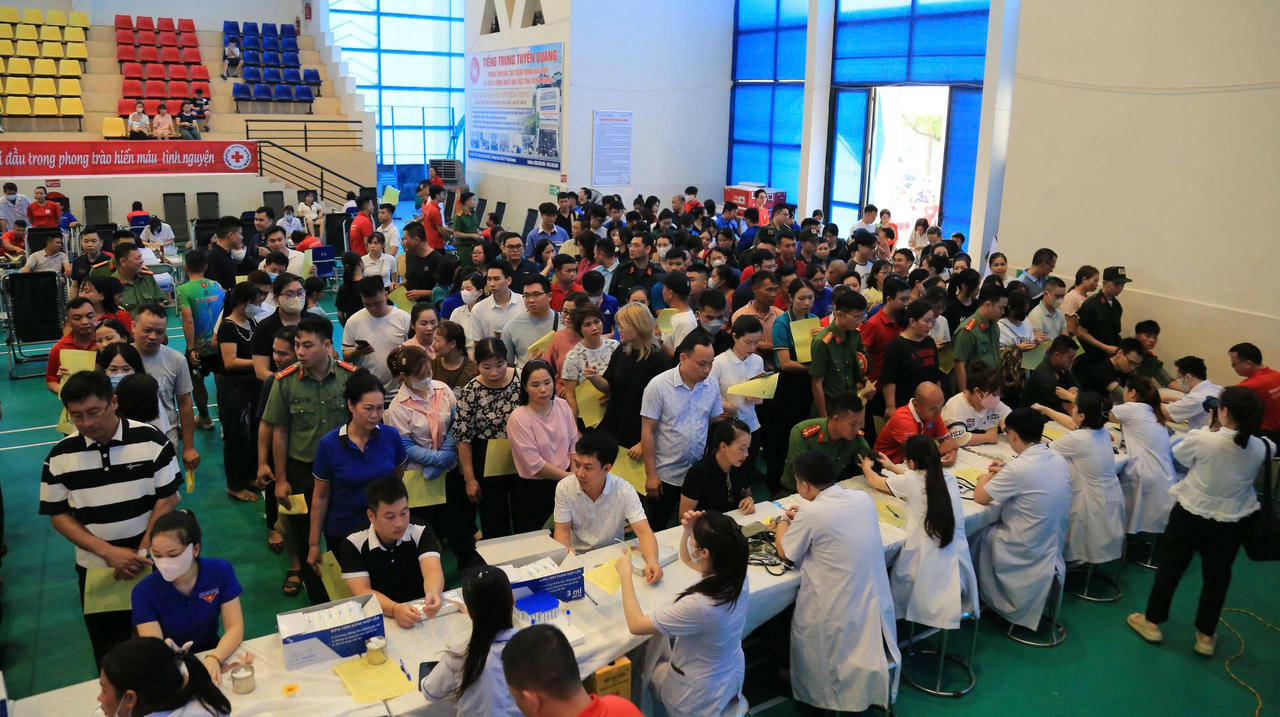 Hàng ngàn người dân Tuyên Quang hưởng ứng tham gia hiến máu tình nguyện năm 2025. Ảnh: Nguyên Đức.