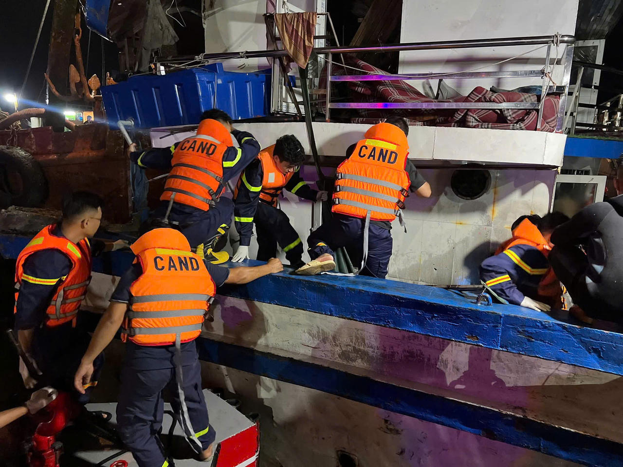 Nỗ lực xuyên đêm tìm kiếm những nạn nhân cuối cùng trong vụ chìm tàu trên Vịnh Hạ Long
