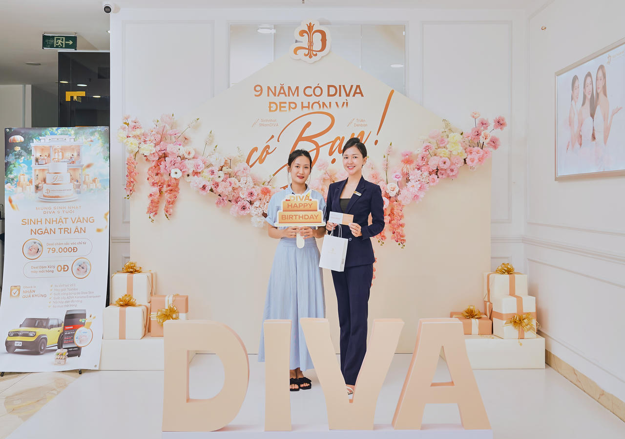 Khách hàng hào hứng đến làm đẹp và nhận những phần quà giá trị từ Viện thẩm mỹ DIVA