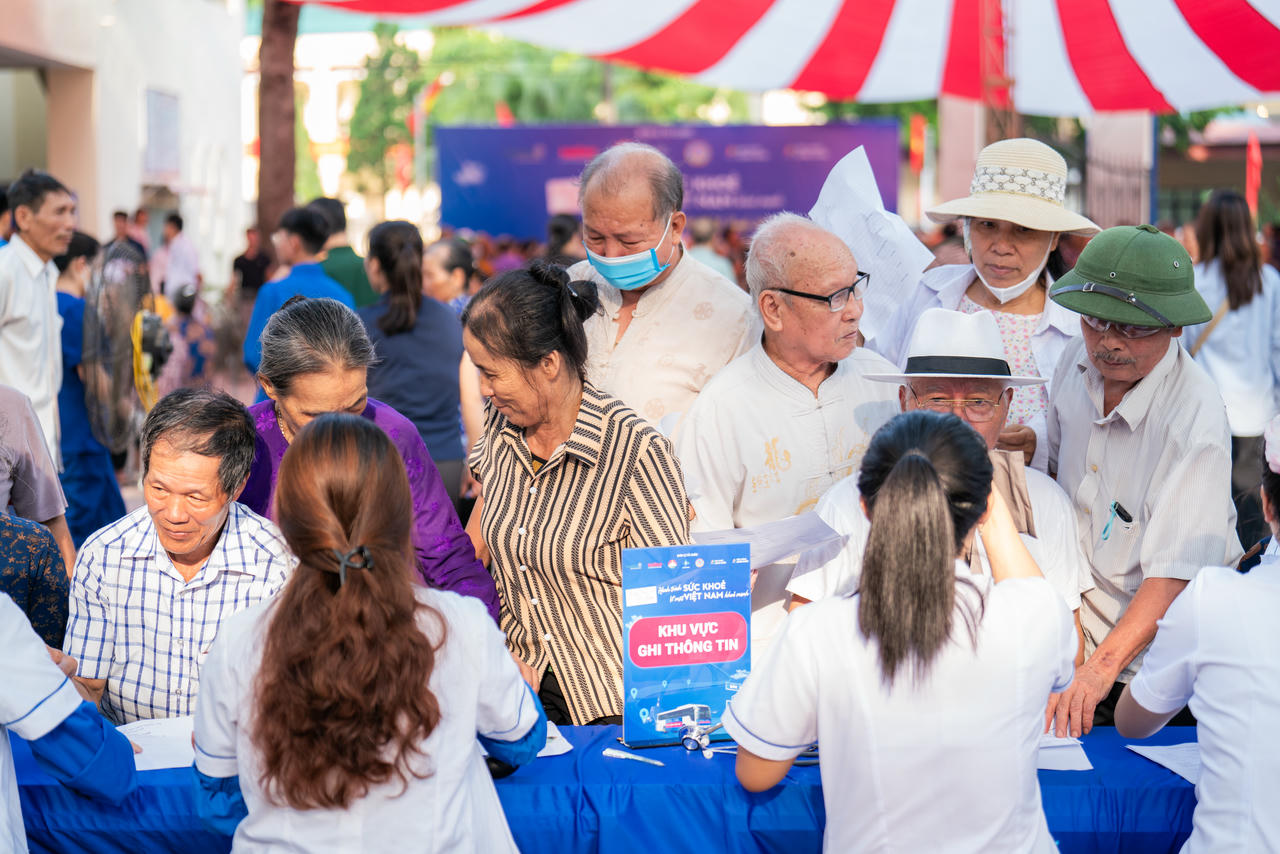 Người dân xã Minh Châu trong đợt kiểm tra sức khoẻ cộng đồng ngày 19/07