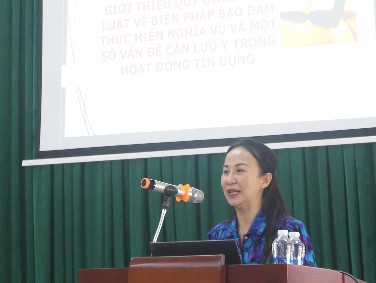 Phó Vụ trưởng Vụ PLDS - Kinh tế (Bộ Tư pháp) Lê Thị Hoàng Thanh phổ biến một số quy định của pháp luật tại buổi tập huấn.