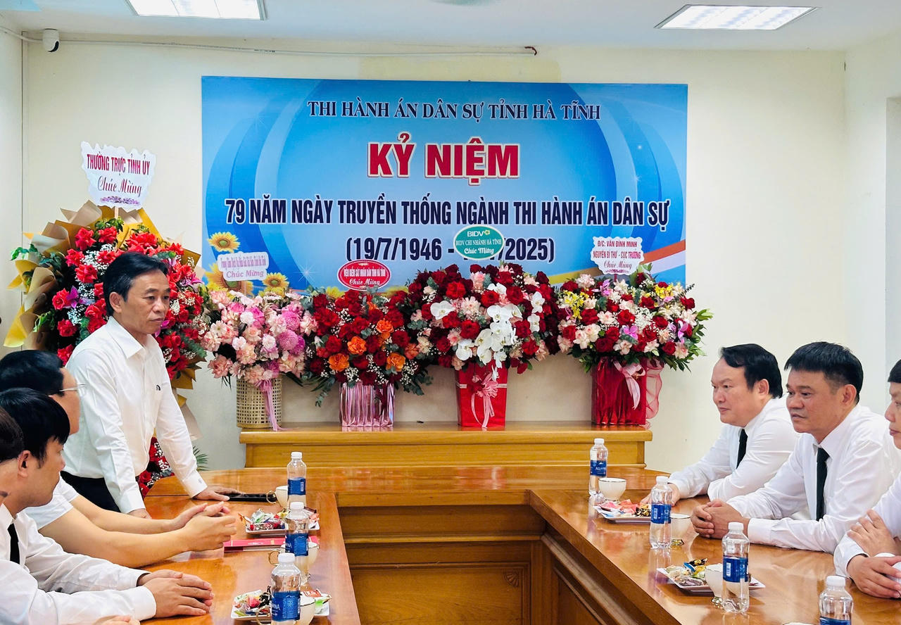 Ông Trần Thế Dũng-Phó Bí thư Thường trực Tỉnh ủy Hà Tĩnh chúc mừng lãnh đạo, cán bộ, người lao động THADS Hà Tĩnh nhân kỷ niệm 79 năm ngày truyền thống THADS. Ảnh: PV