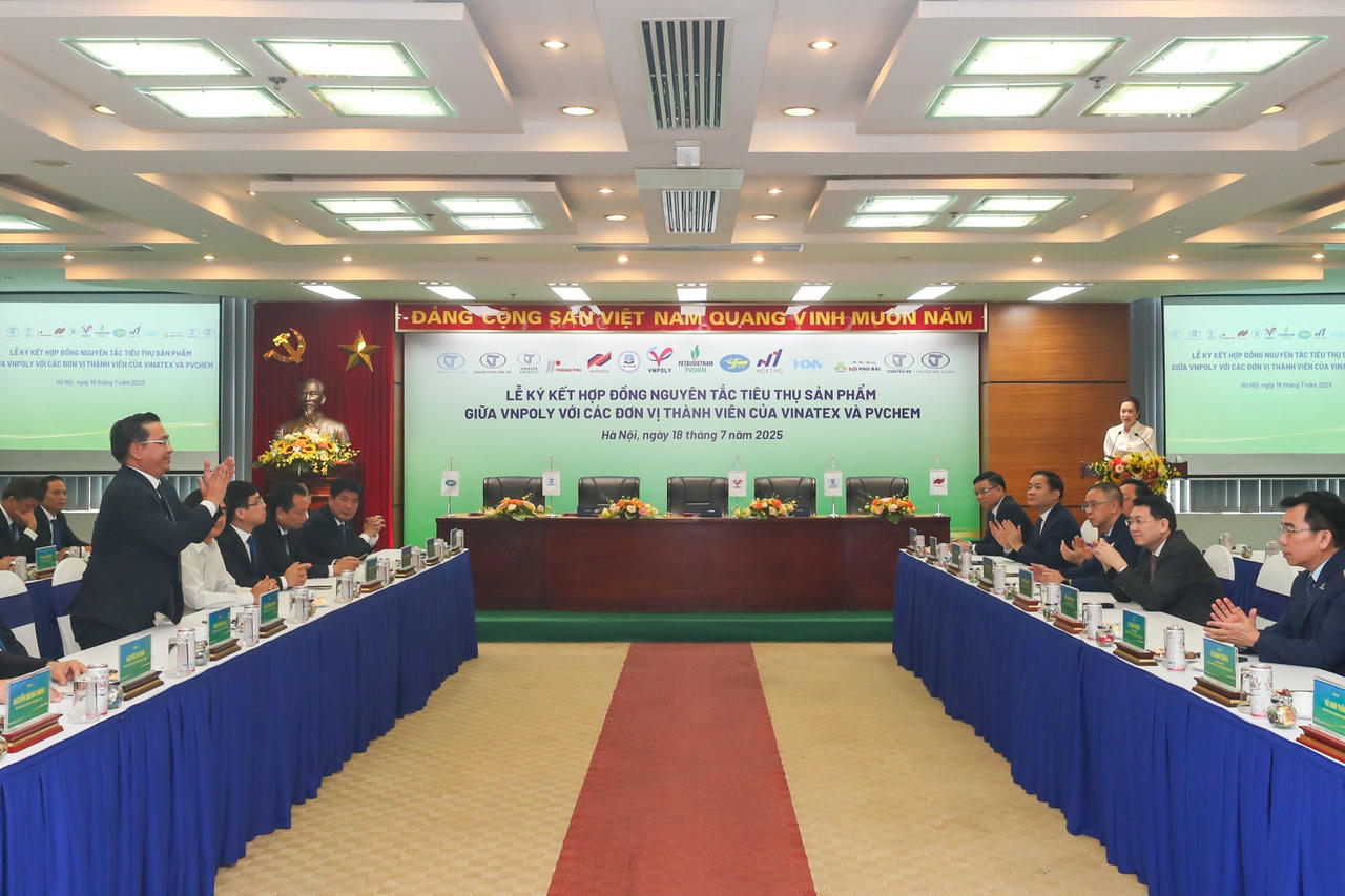 Toàn cảnh lễ ký kết.