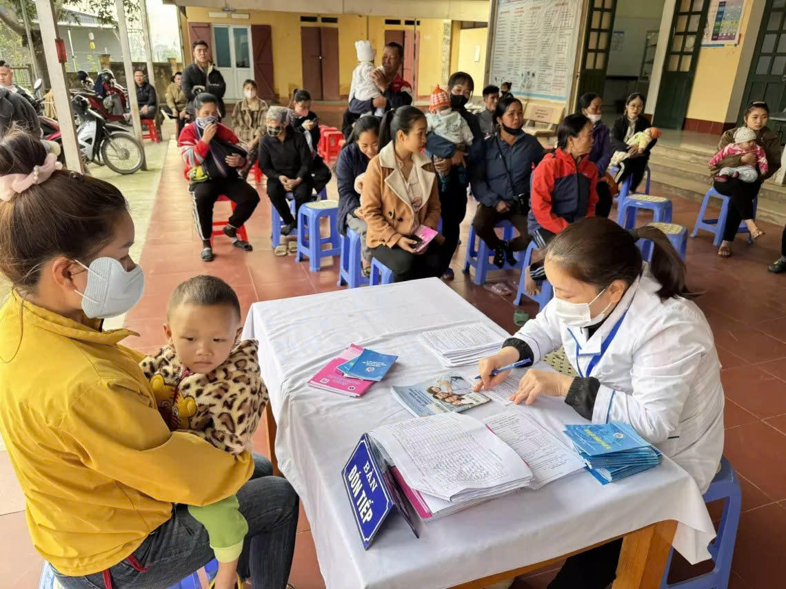 Phụ huynh đưa con đến trạm y tế xã Văn Hán, tỉnh Thái Nguyên. (Ảnh: UNICEF Việt Nam)