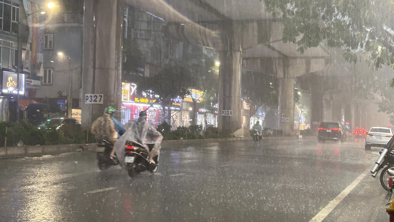 Hà Nội bất ngờ mưa to giông mạnh