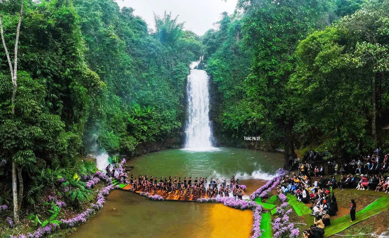 Măng Đen thu hút du khách bởi những hồ nước tĩnh lặng, thác nước hùng vĩ và những câu chuyện truyền thuyết. (Ảnh: Ban Nguyên)