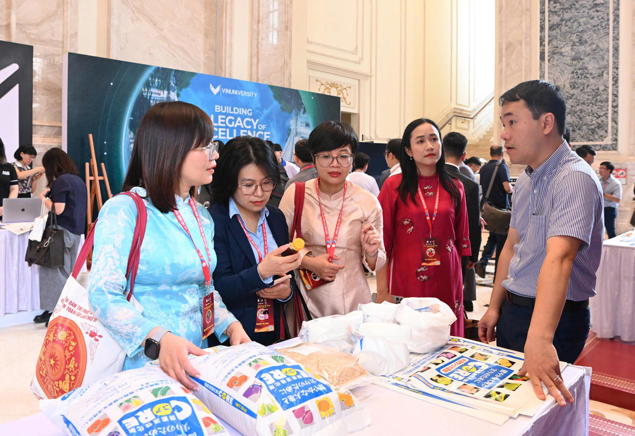 Các đại biểu tham quan các gian hàng Khoa học Công nghệ bên lề Diễn đàn. (Ảnh: Đ.Hải)