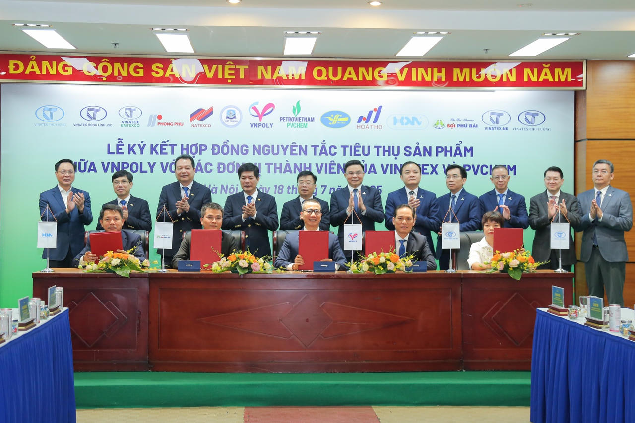 Ký kết hợp đồng nguyên tắc giữa VNPOLY với các đơn vị VINATEX Hồng Lĩnh, VINATEX Phú Hưng, Dệt may Huế, Sợi Phú Bài.