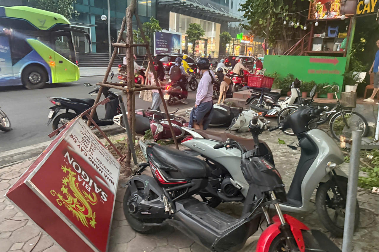 Hà Nội bất ngờ mưa to giông mạnh