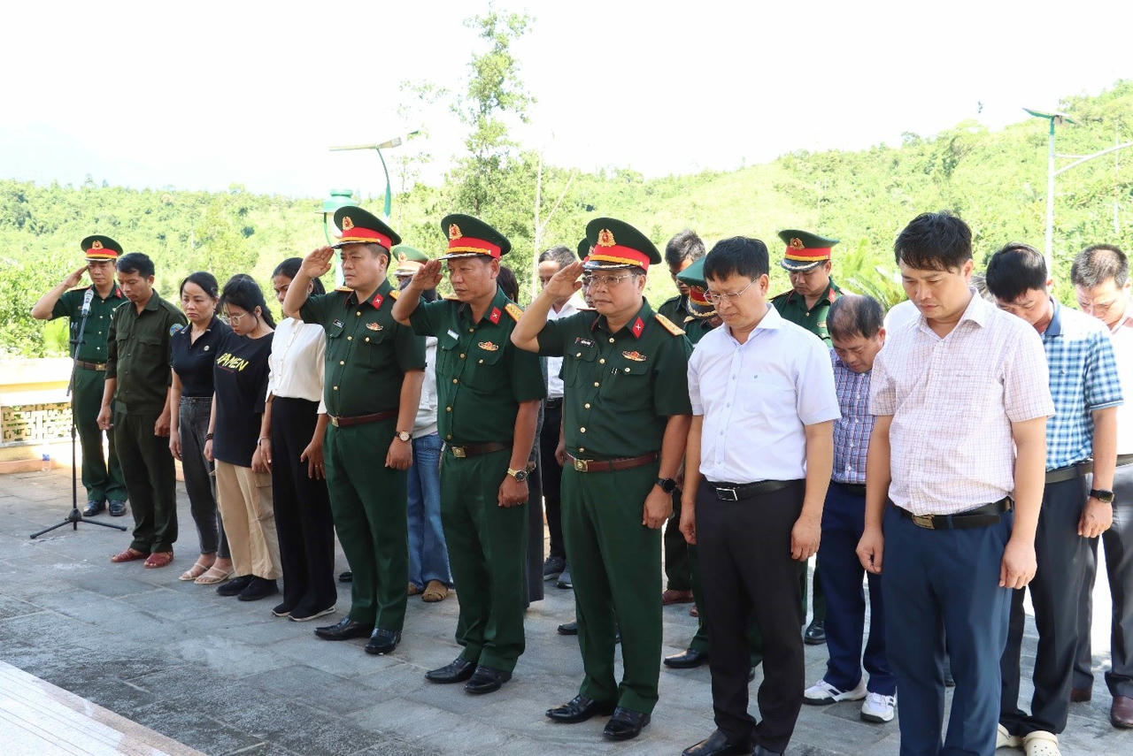Lãnh đạo Quân khu 4 và TP Huế dâng hương tri ân liệt sĩ hy sinh trên tuyến đường 71
