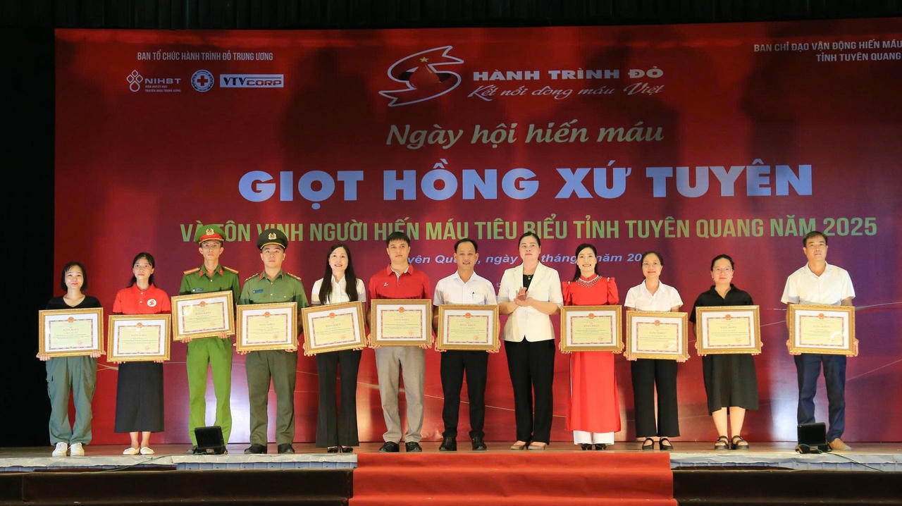 Tuyên Quang khen thưởng 11 cá nhân có thành tích xuất sắc trong phong trào hiến máu tình nguyện năm 2024. Ảnh: Nguyên Đức.