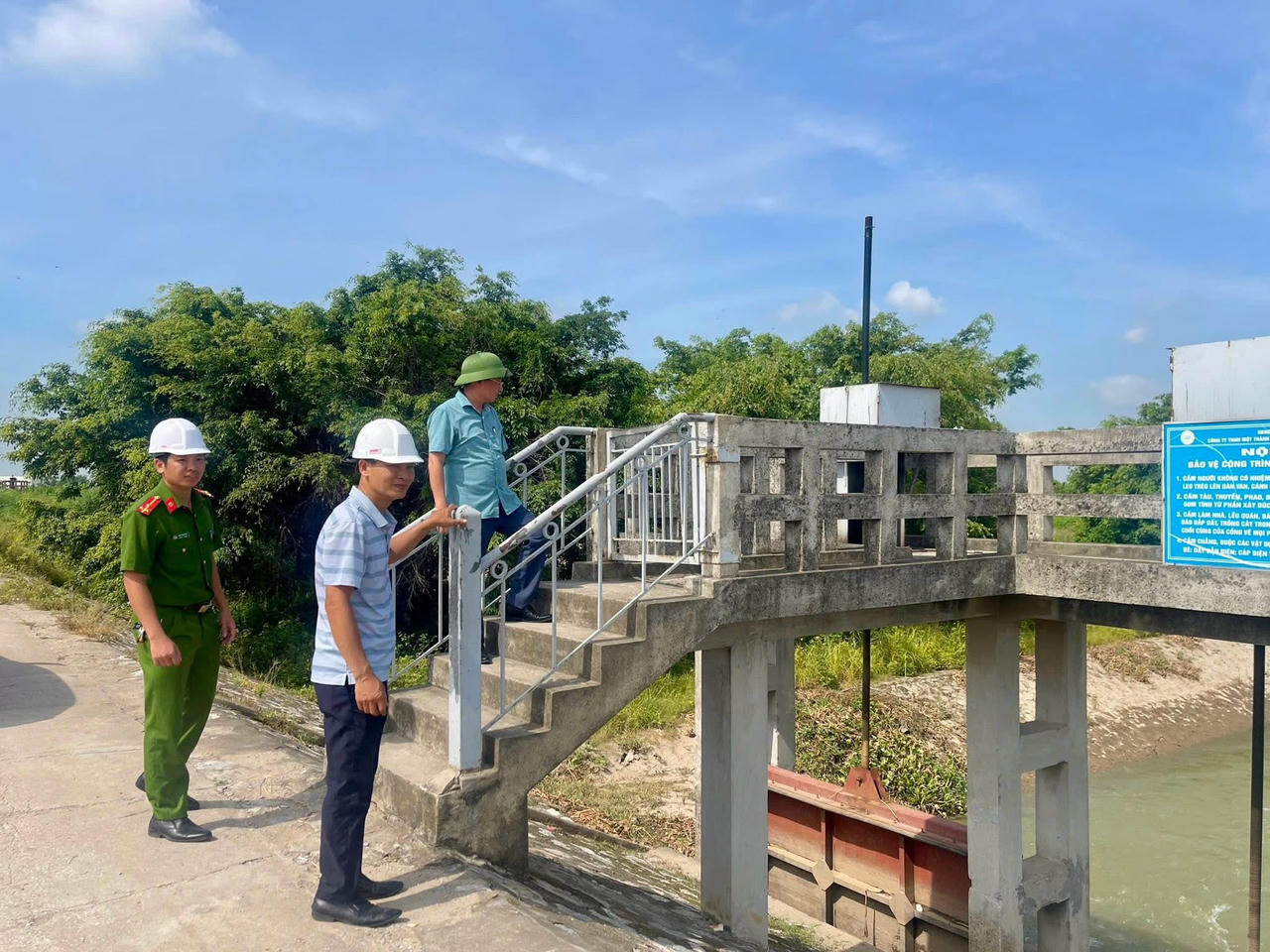Lãnh đạo phường An Phong kiểm tra hệ thống đê điều tại địa phương.