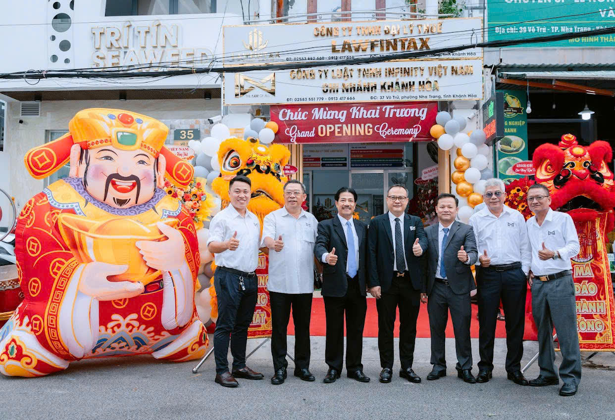 Đại diện Ban lãnh đạo Công ty TNHH Đại lý thuế Lawfintax và Công ty Luật TNHH Infinity Việt Nam - Chi nhánh Khánh Hòa tại Lễ khai trương