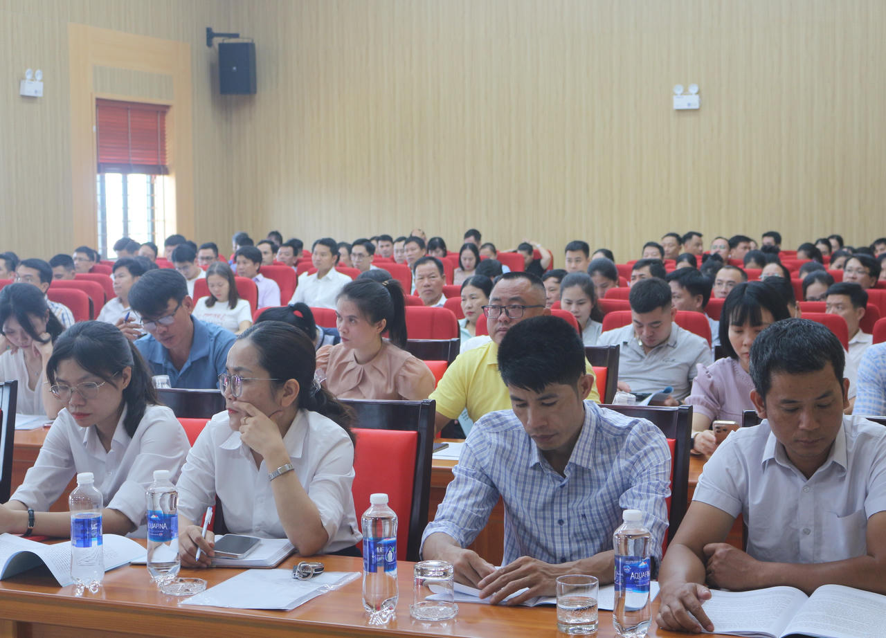 Gần 150 đại biểu, là cán bộ quản lý, người lao động đang làm việc tại các ngân hàng và quỹ tín dụng nhân dân trên địa bàn tỉnh Quảng Trị tham dự lớp tập huấn.