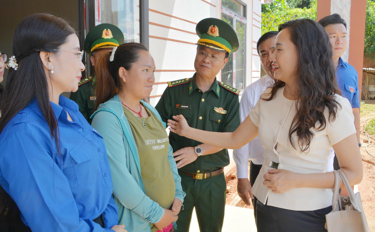 Chị Sùng Thị Chao với niềm vui khi về nhà mới kiên cố  