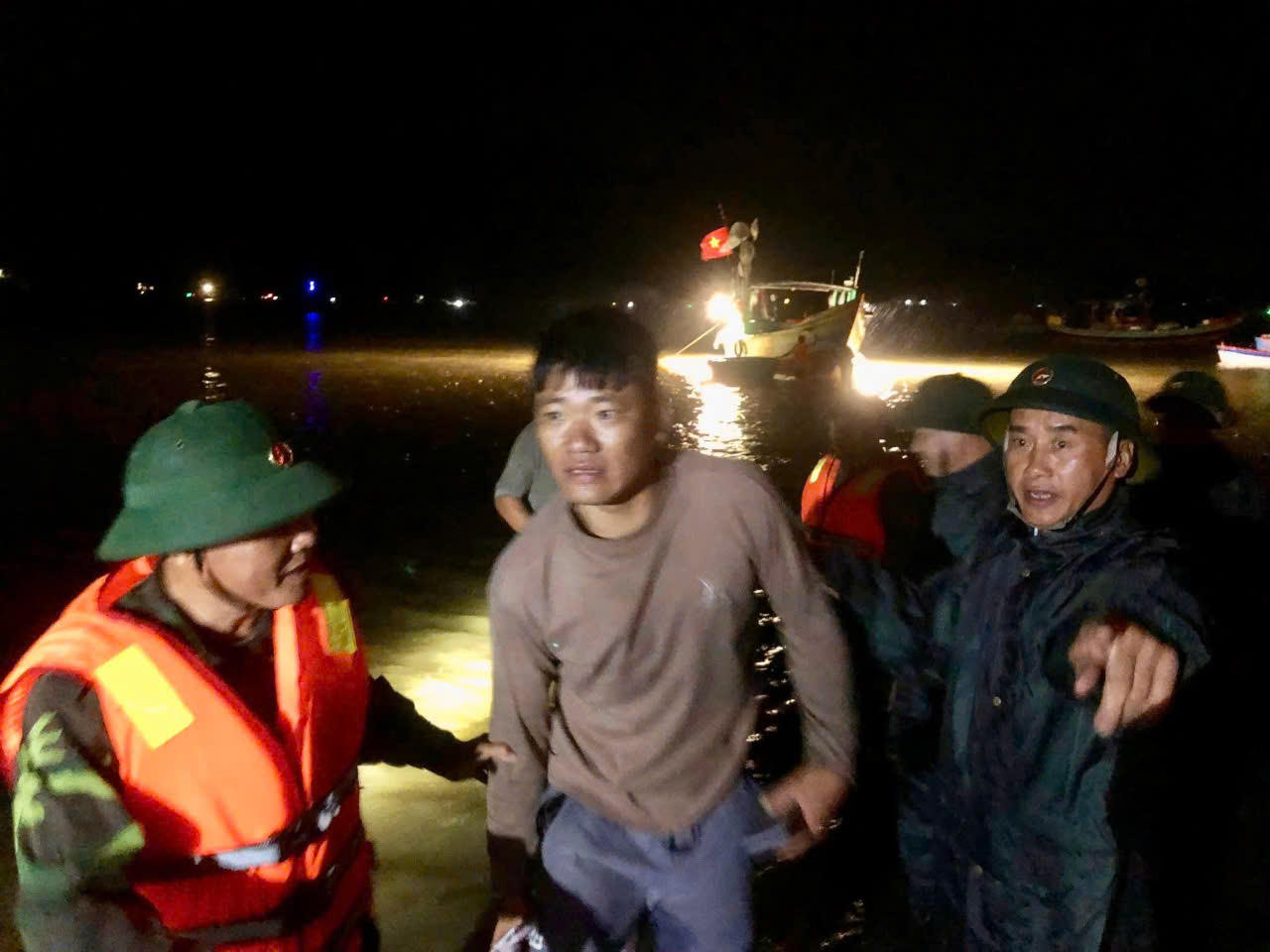 Giông lốc đánh chìm tàu trên biển Thiên Cầm, 34 người may mắn được cứu sống