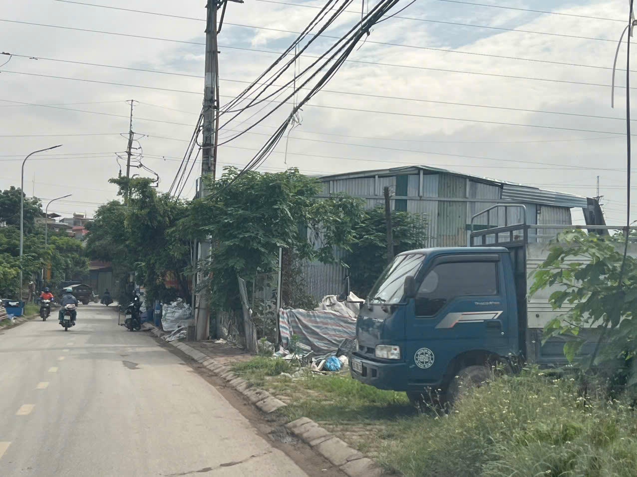 Thửa đất nông nghiệp được quây tôn tại xã Tam Hiệp, huyện Thanh Trì (nay là xã Đại Thanh, Hà Nội) trong vụ án.