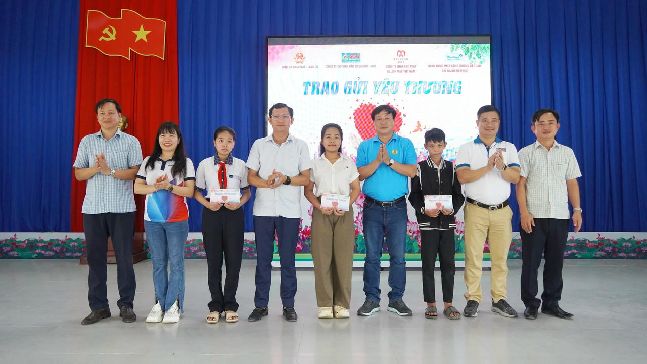 Lãnh đạo xã Chân Mây-Lăng Cô cùng đại diện các đơn vị trao học bổng cho học sinh nghèo vượt khó học giỏi.