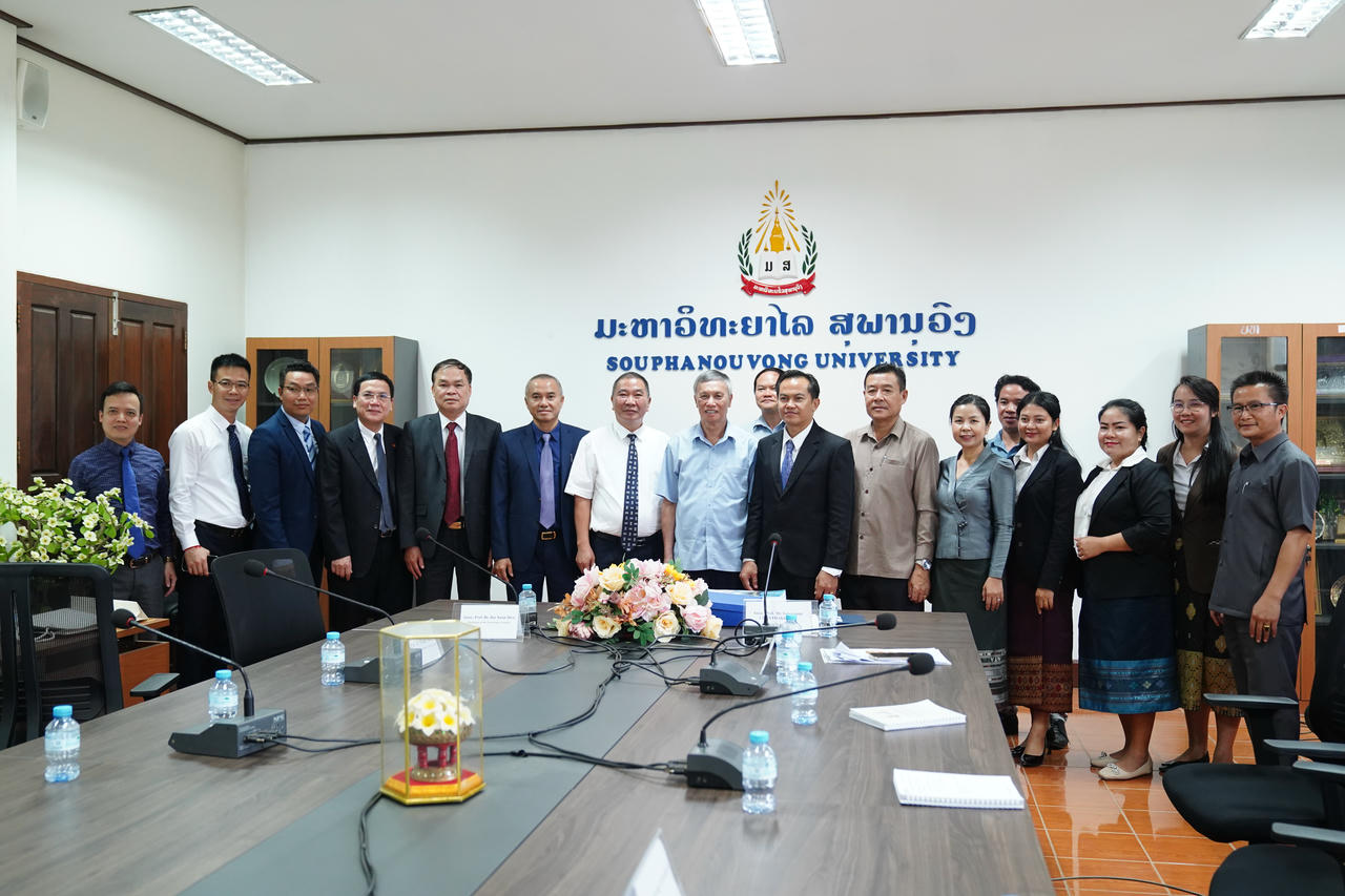 Đoàn công tác Trường Đại học FBU chụp ảnh cùng Trường Đại học Souphanouvong.