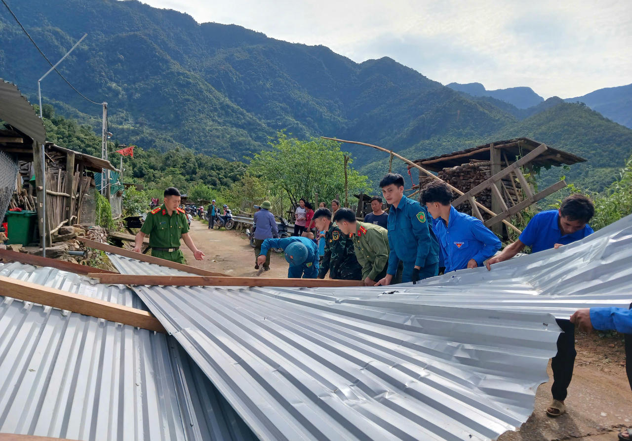 Mưa lớn kèm lốc xoáy đã khiến 15 nhà dân bị tốc mái trong đêm