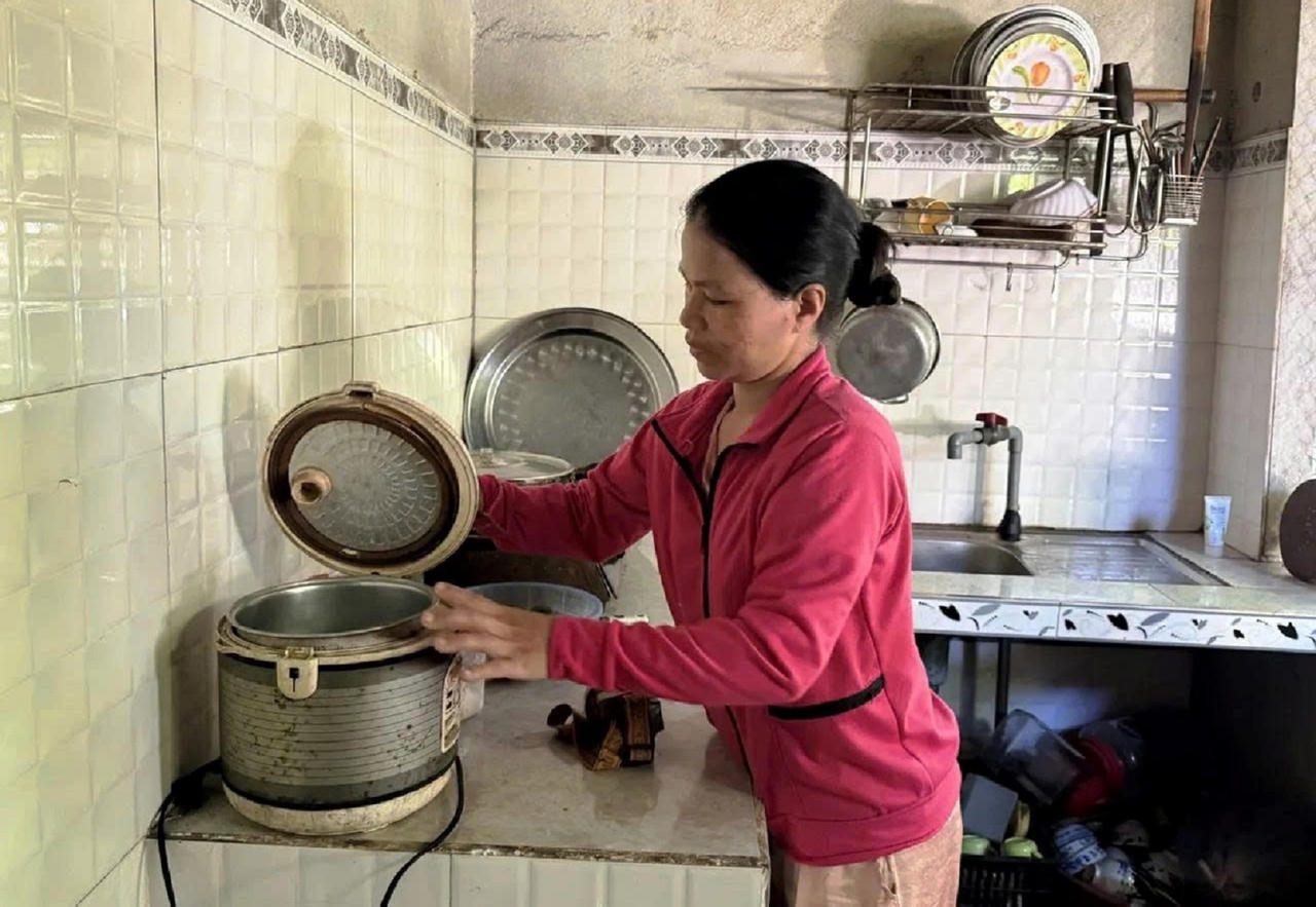 Nồi cơm điện có khi không nấu chín được cơm vì điện “câu” chập chờn. (Ảnh trong bài: A.Huy)