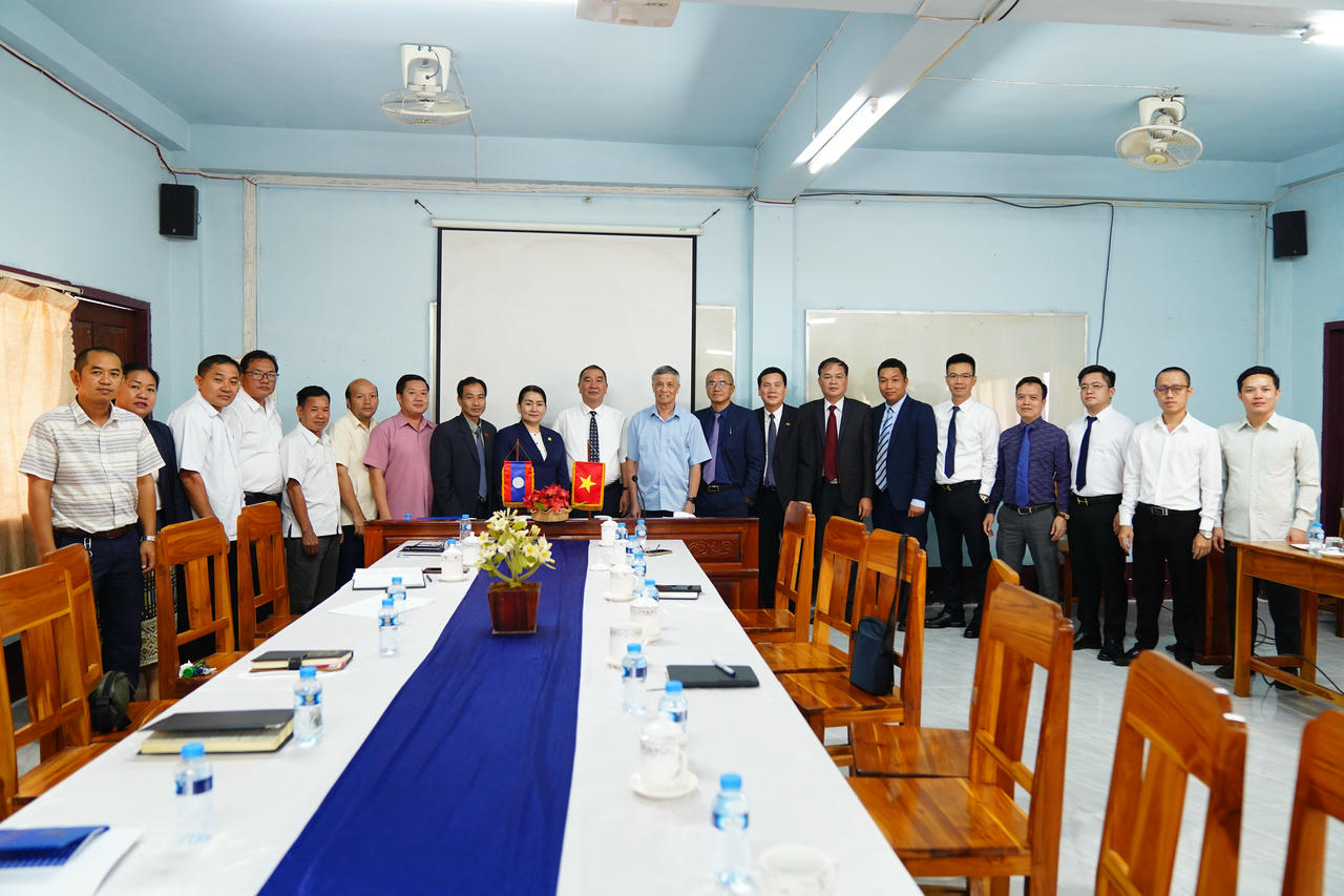 Trường Đại học FBU chụp ảnh lưu niệm với Trường Cao đẳng Tài chính Bắc Lào 