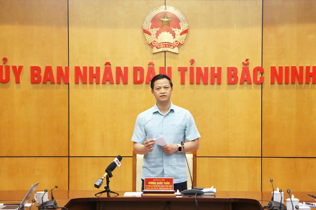 Chủ tịch UBND tỉnh Bắc Ninh Vương Quốc Tuấn chỉ đạo sau hội nghị.