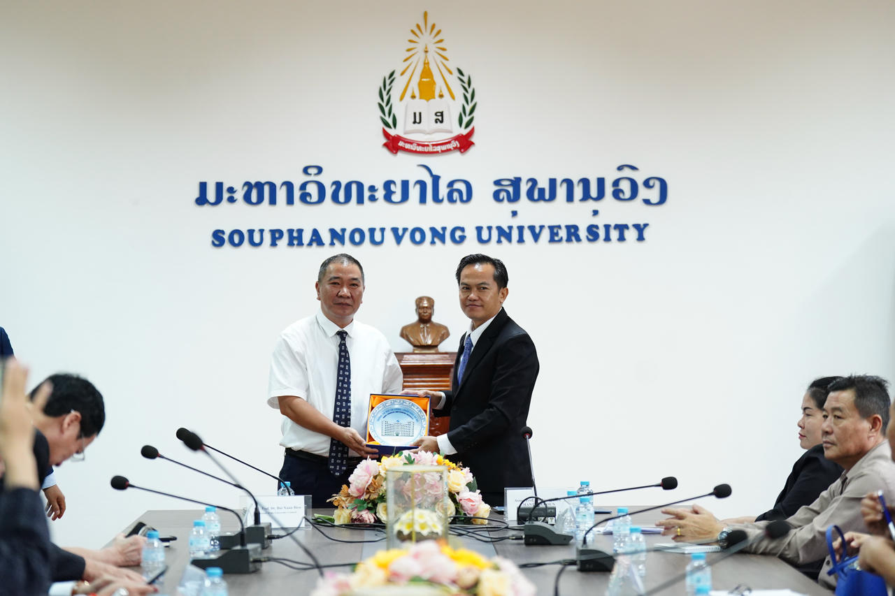 PGS.TSKH. Bùi Xuân Biên – Chủ tịch Hội đồng Trường FBU (bên trái) tặng quà lưu niệm cho PGS.TS. Chanthakhoun – Phó Hiệu trưởng Đại học Souphanouvong (bên phải).