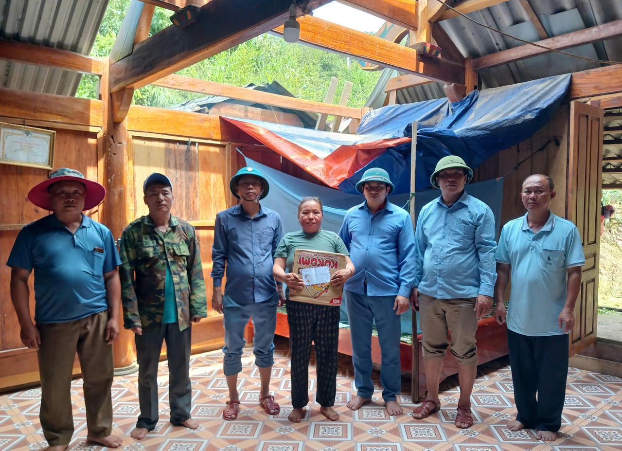 Chính quyền địa phương thăm hỏi, động viên hỗ trợ các hộ dân bị thiệt hại nặng nề.