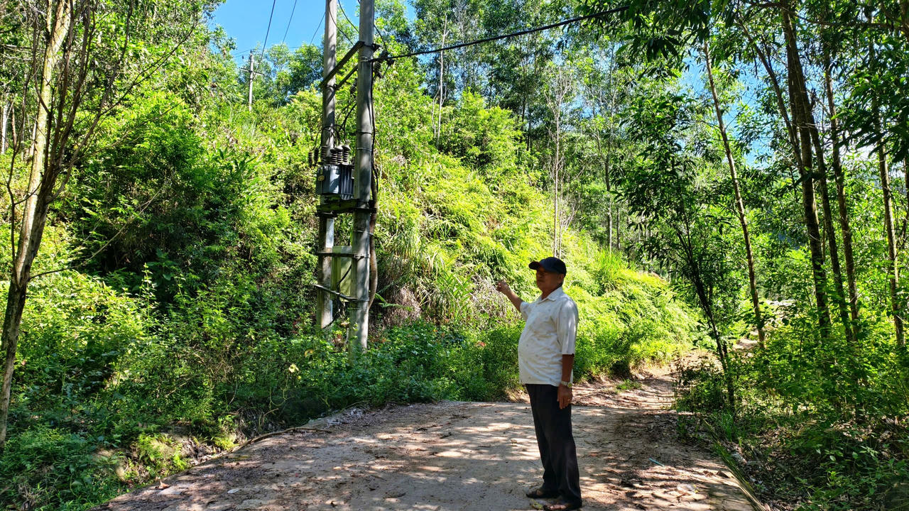 Để có điện dùng tạm, các hộ dân phải tự kéo đường dây “câu” từ các nhà người quen
 cách khu vực hơn 1km.