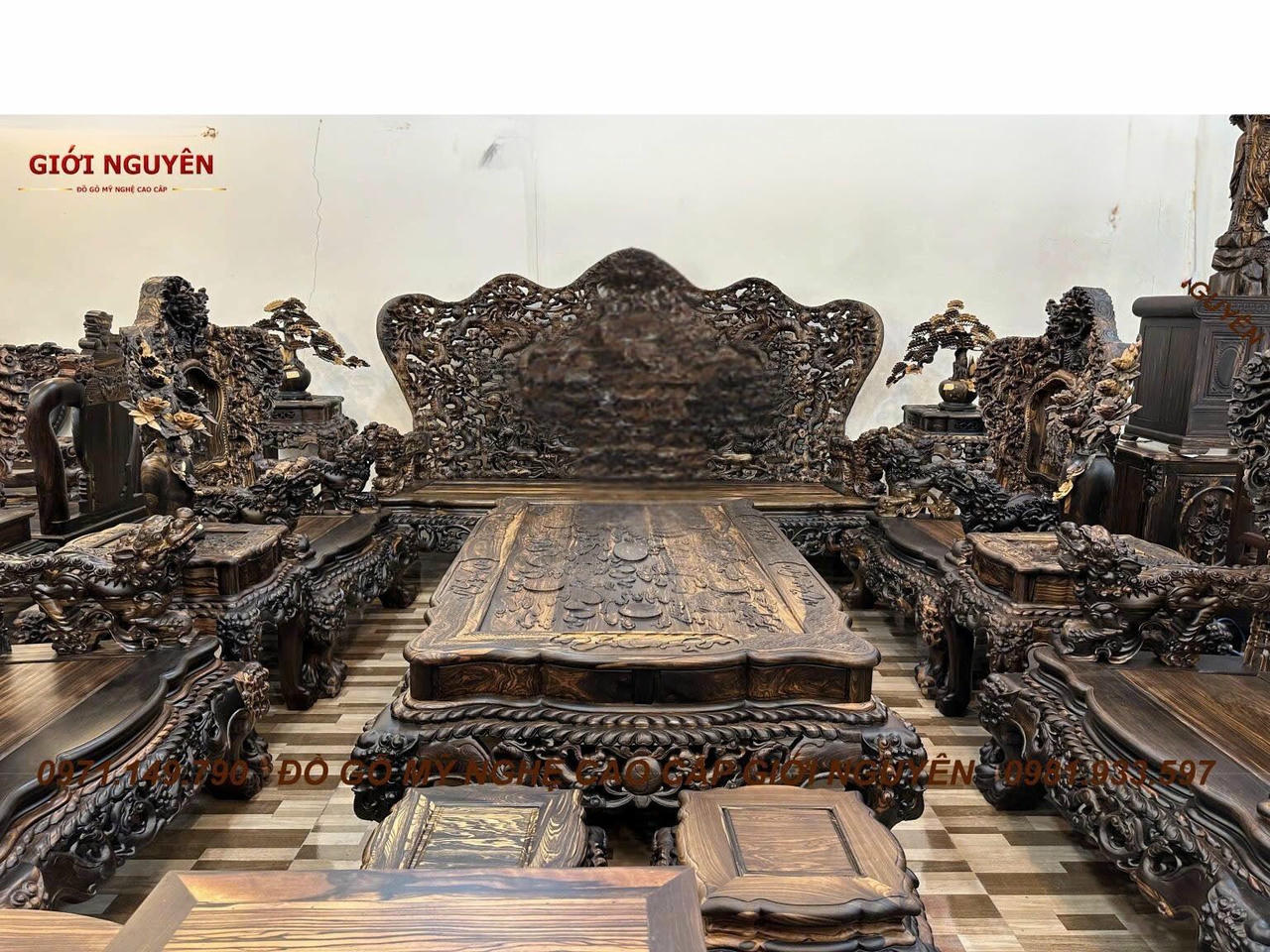 Bộ bàn ghế được chế tác từ gỗ Mun hoa bao gồm Đoản dài 3m, Bàn, 4 Ghế đơn, 2 Đôn kẹp, 2 Đôn ngồi. (Ảnh: Cơ sở Giới Nguyên - Vạn Điểm)