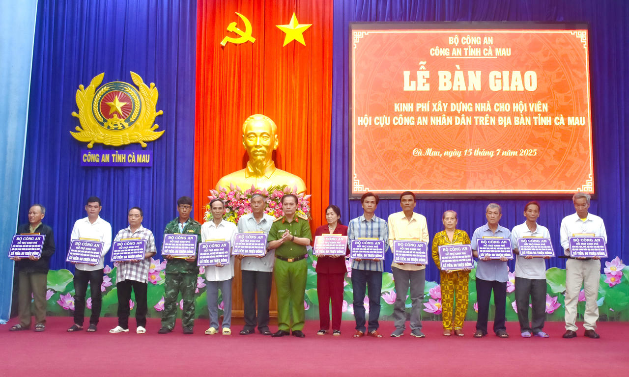Đại tá Bùi Xuân Khởi - Phó Giám đốc Công an tỉnh Cà Mau trao bảng tượng trưng hỗ trợ kinh phí của Bộ Công an cho các hội viên Hội Cựu Công an nhân dân nhằm xóa nhà tạm, nhà dột nát.