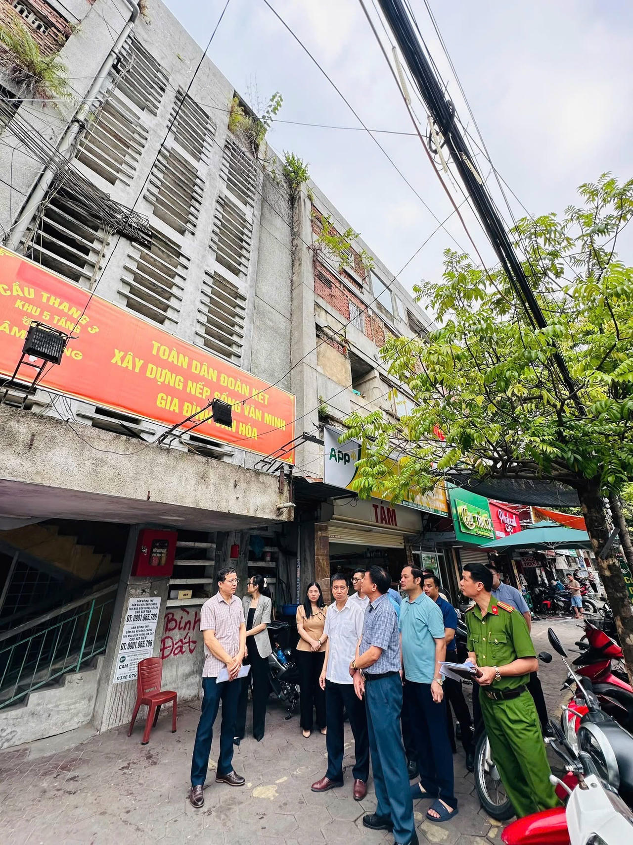 Lãnh đạo phường Lê Chân kiểm tra công tác ứng phó với bão tại các khu nhà tập thể, nhà xung yếu trên địa bàn. 