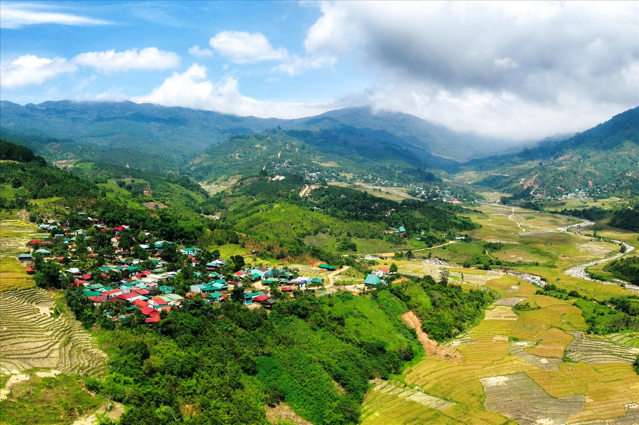 Tu Mơ Rông là xã vùng cao với diện tích hơn 15.200ha, hơn 6.300 nhân khẩu, trong đó đồng bào dân tộc Xơ Đăng chiếm hơn 94%. Ảnh: Ngọc Chí