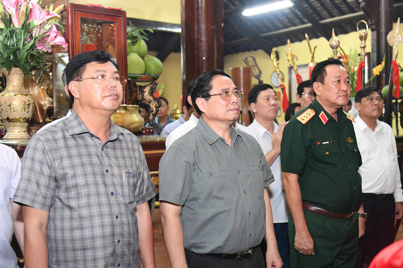 Thủ tướng viếng, dâng hương tại lăng Thoại Ngọc Hầu tại An Giang. (Ảnh: Phương Vũ)