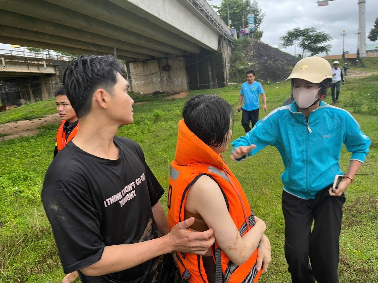 Kịp thời cứu sống hai anh em ruột đuối nước giữa sông